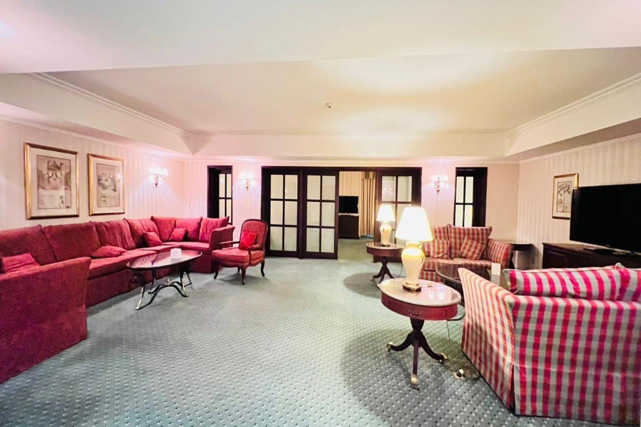 The Bristol Hotel Dubaj Kültér fotó