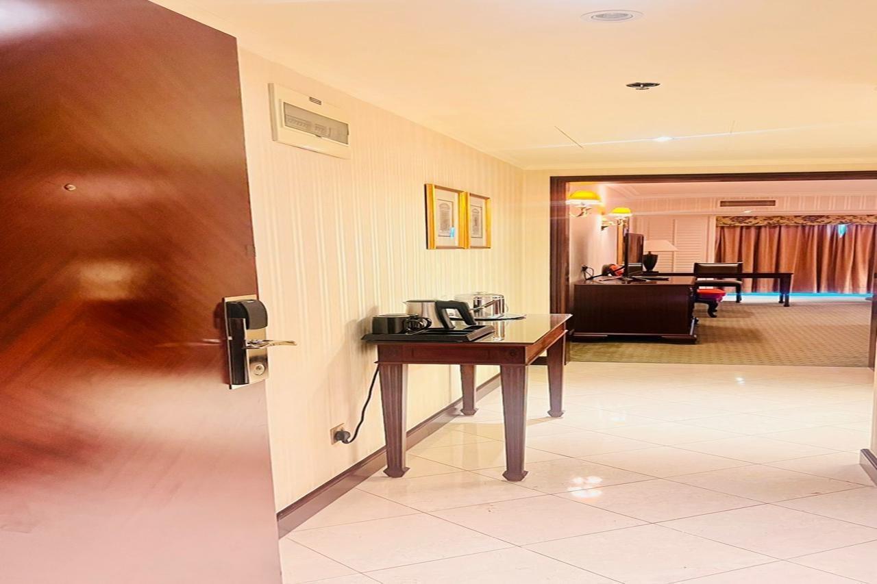 The Bristol Hotel Dubaj Kültér fotó