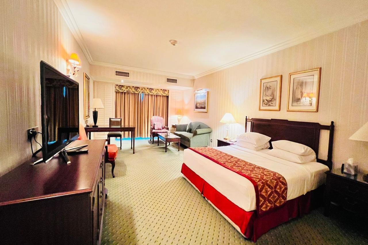 The Bristol Hotel Dubaj Kültér fotó